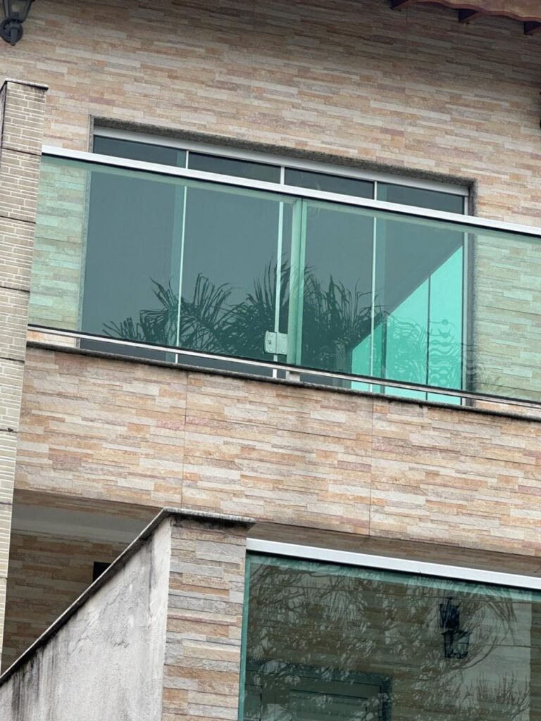 Box de vidro elegante para banheiro moderno — IGA Vidros São Paulo