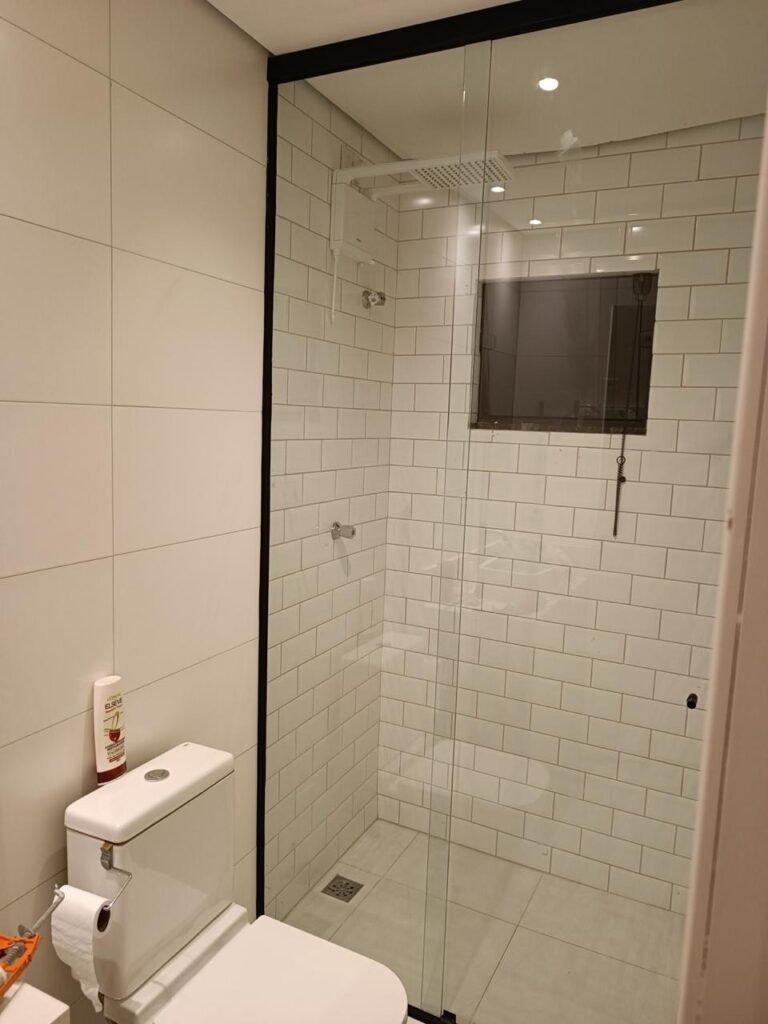 Box de abrir com ferragens cromadas — IGA Vidros São Paulo