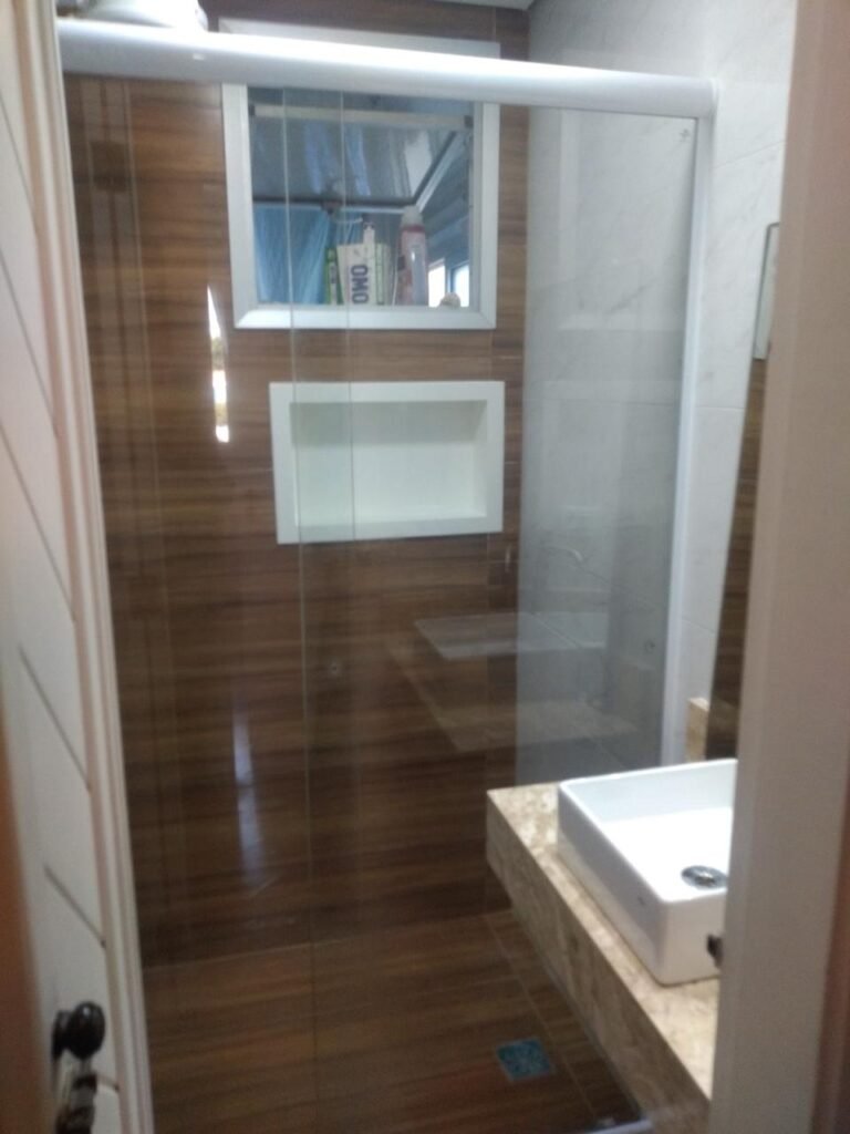 Box de vidro frontal para banheiro com nicho — IGA Vidros São Paulo