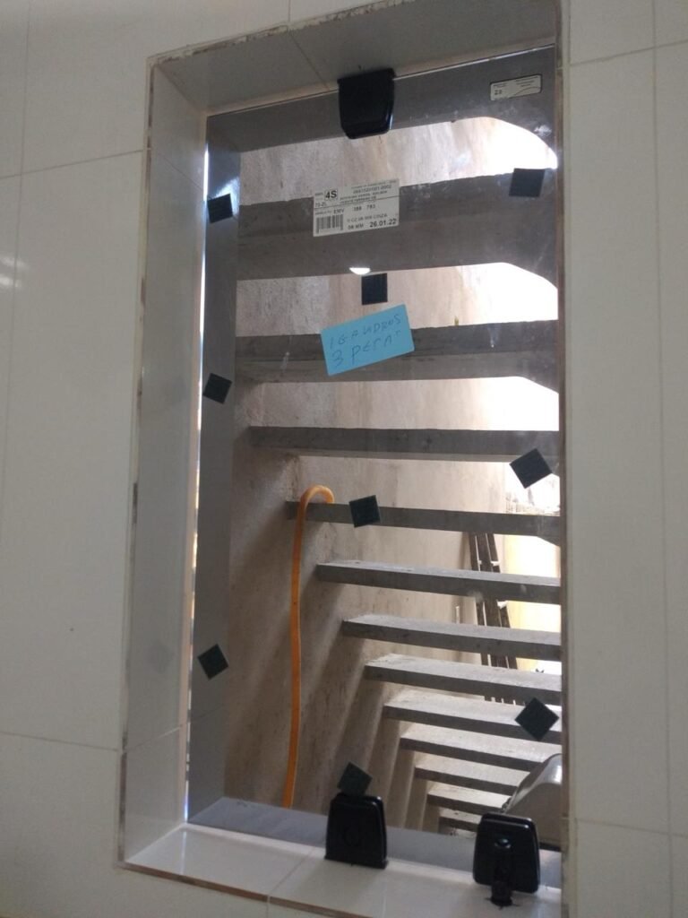 Box elegance com roldanas aparentes em inox — IGA Vidros São Paulo