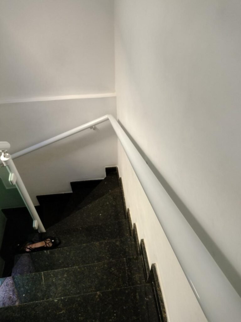 Porta de vidro de correr com trilho suspenso — IGA Vidros São Paulo