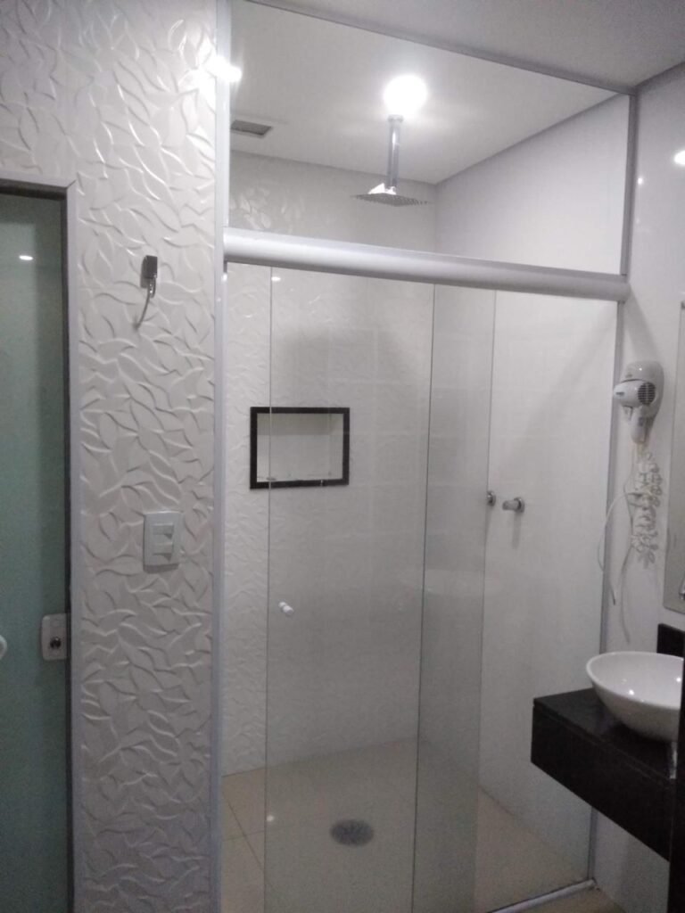 Box articulado camarão para banheiro pequeno — IGA Vidros São Paulo
