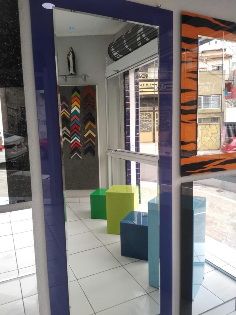 Espelho fumê decorativo em sala de estar — IGA Vidros São Paulo